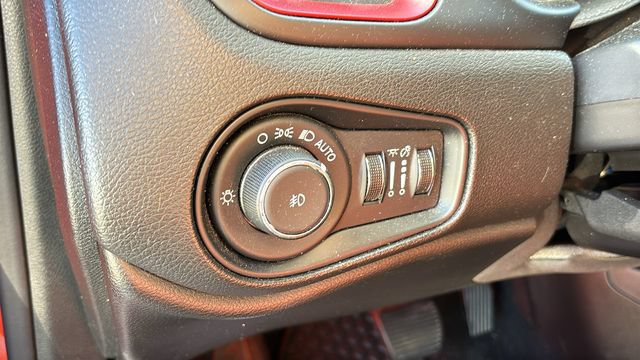 Used 2016 Jeep Renegade Trailhawk w/ Cold Weather Group AWD/4WD image 12