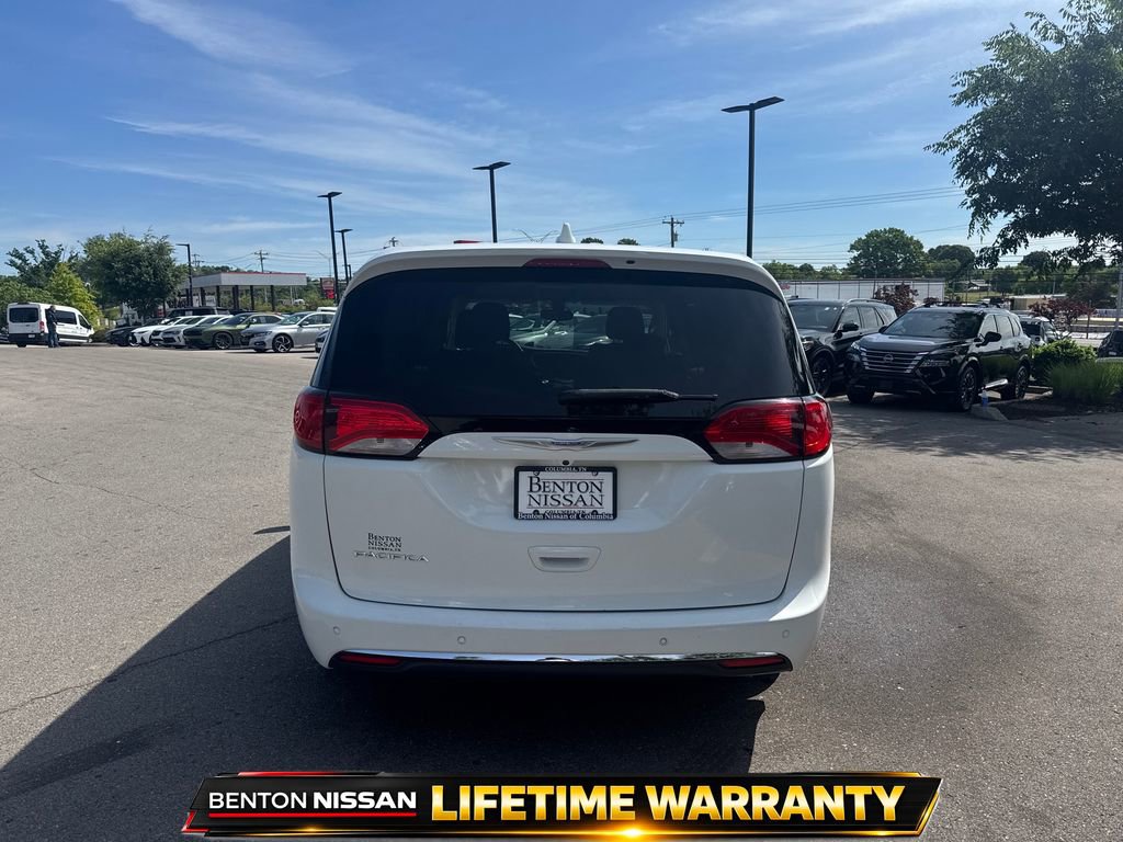 Used 2018 Chrysler Pacifica Touring Plus w/ Tire & Wheel Group FWD image 8