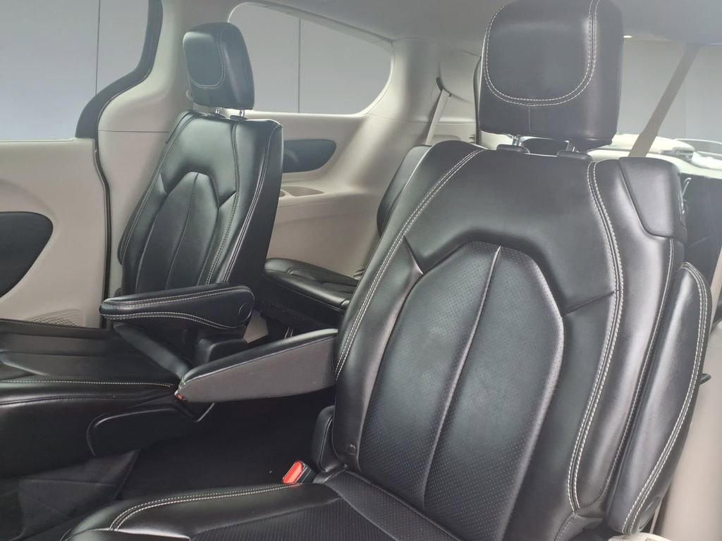 Used 2023 Chrysler Pacifica Touring-L image 27