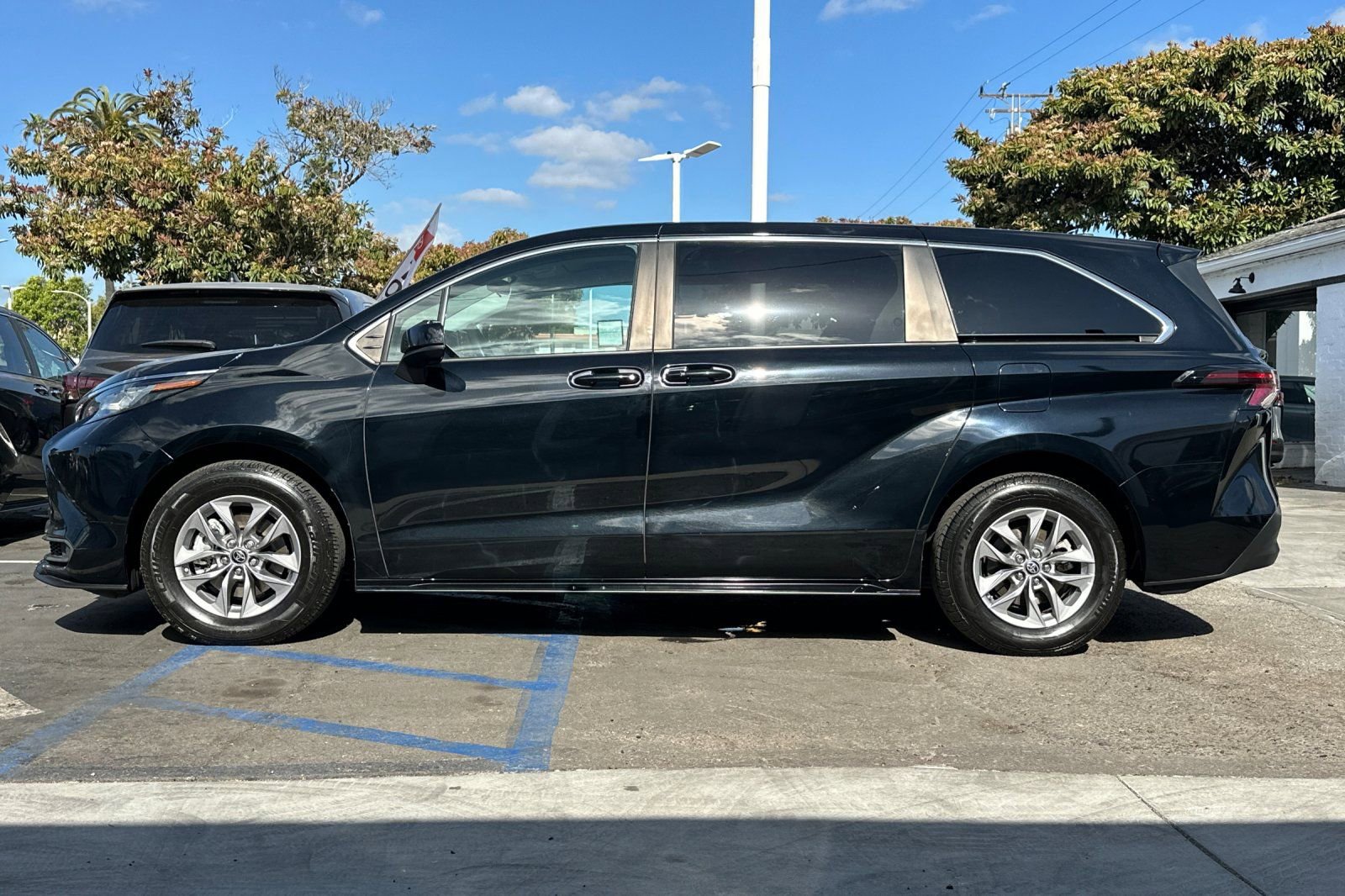 Certified 2023 Toyota Sienna LE image 7