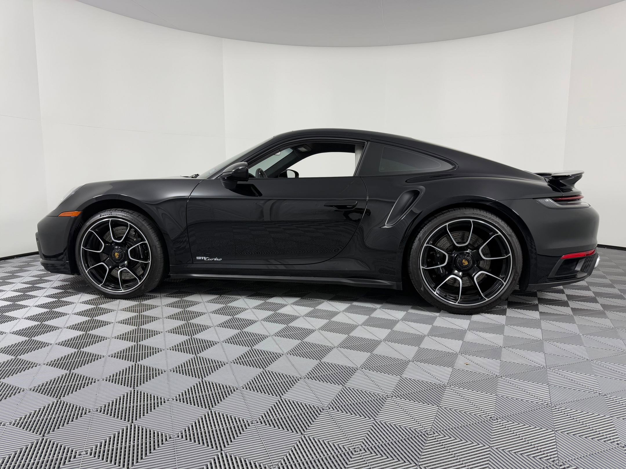 Used 2022 Porsche 911 Turbo image 2