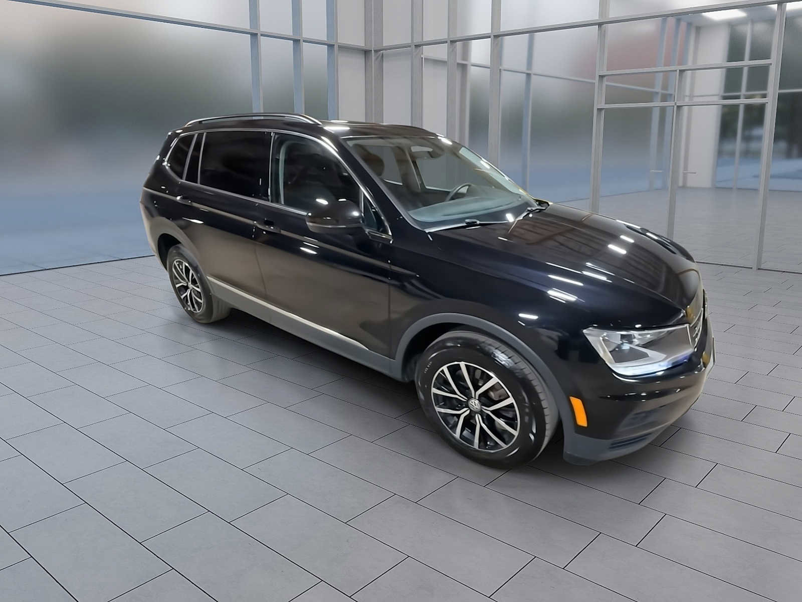 Used 2021 Volkswagen Tiguan SE w/ Panoramic Sunroof Package image 2