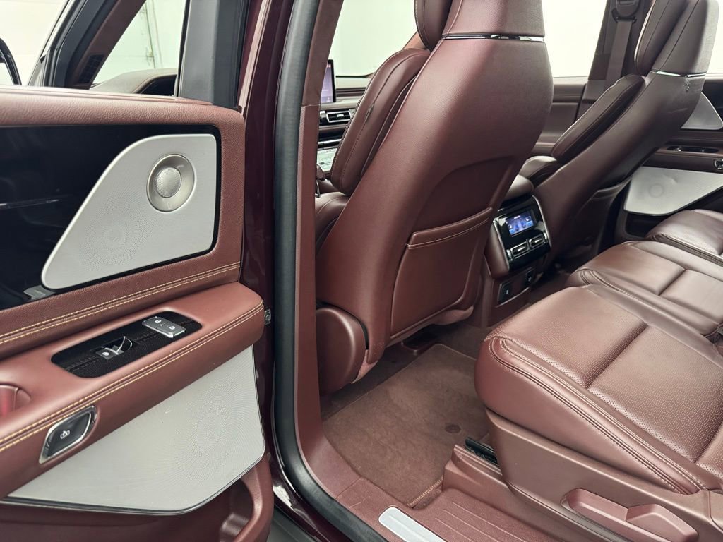 Used 2023 Lincoln Aviator Black Label w/ Class IV Trailer Tow Package AWD/4WD image 43