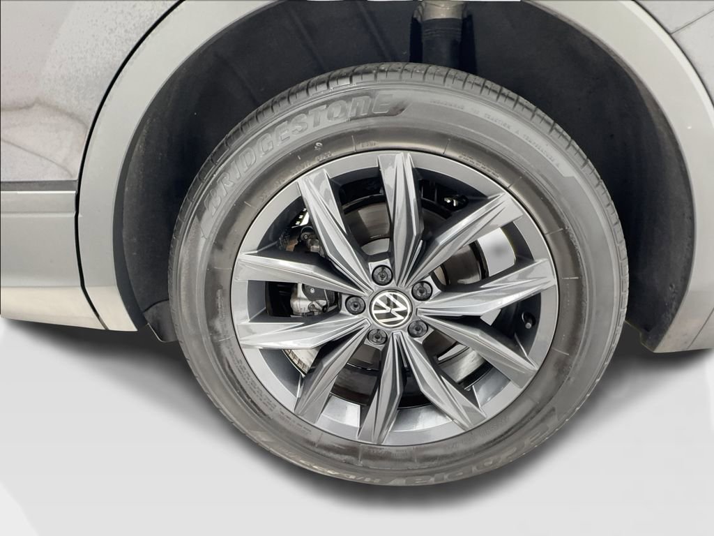 Used 2022 Volkswagen Tiguan SE w/ Panoramic Sunroof Package FWD image 12