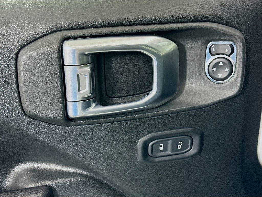 Used 2022 Jeep Gladiator Willys AWD/4WD image 18