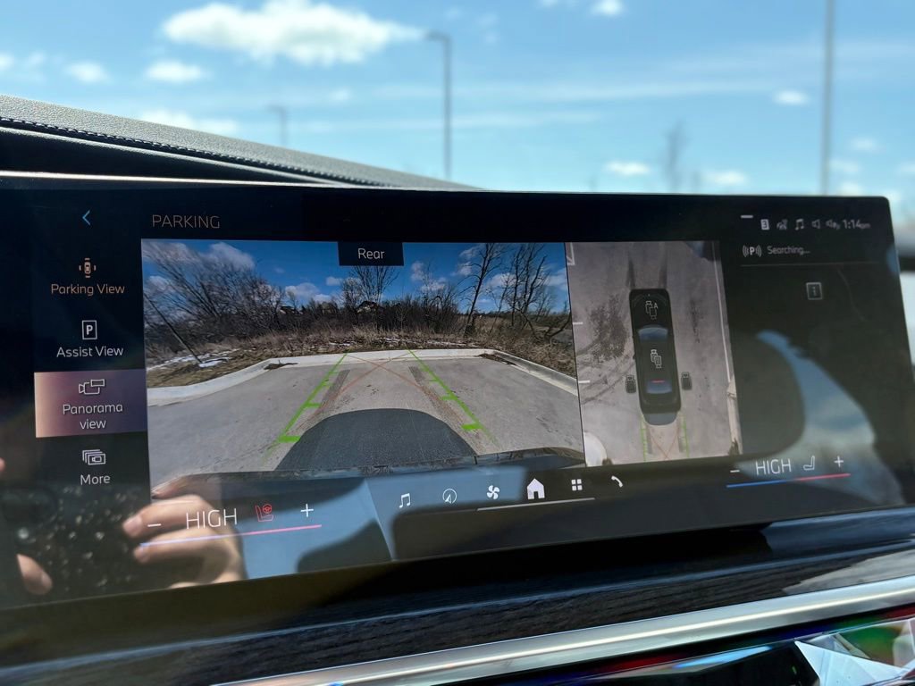 Used 2025 BMW i7 xDrive60 w/ Premium Package image 8