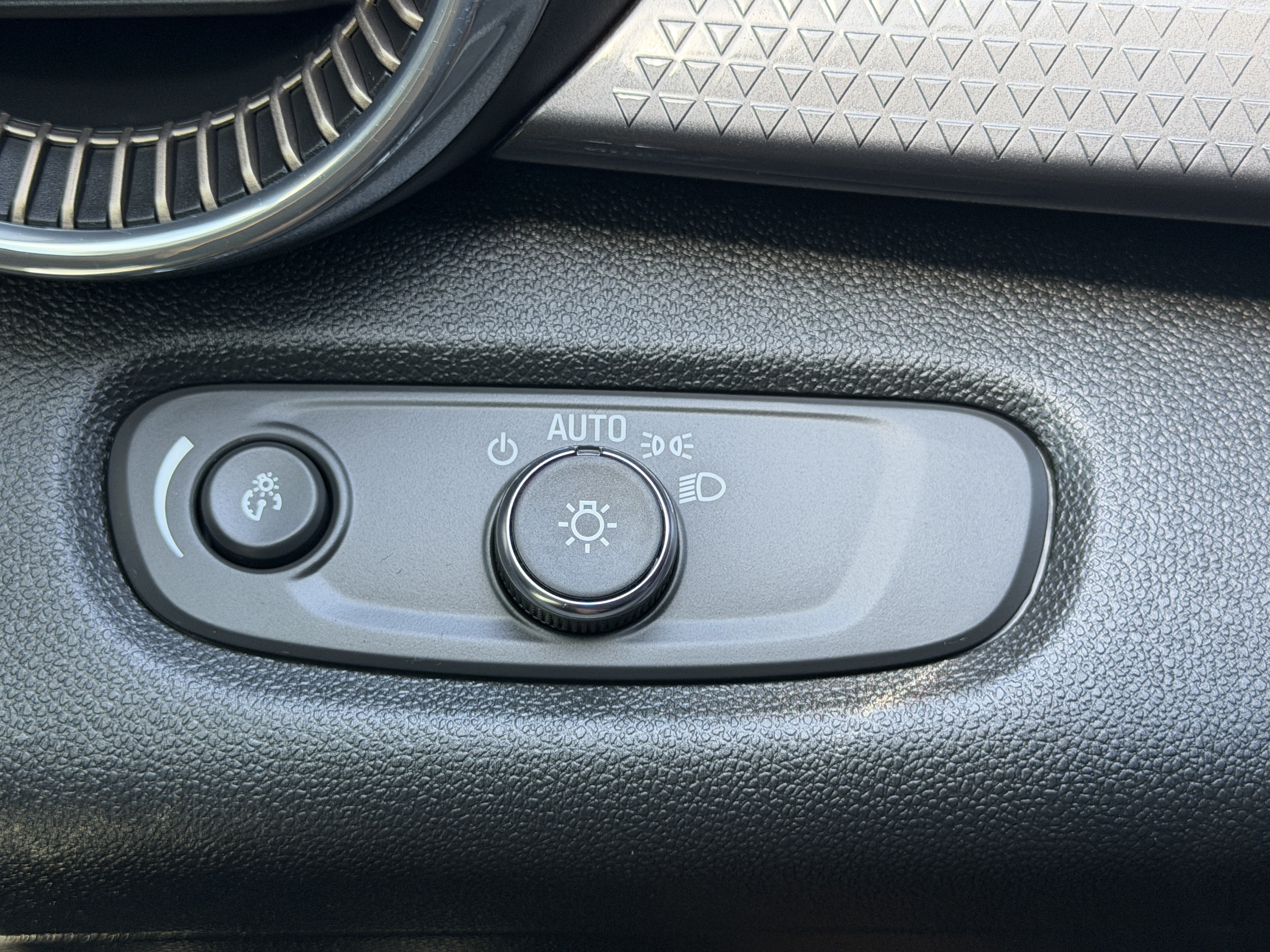 Used 2025 Chevrolet Trax ACTIV w/ Sunroof Package FWD image 29