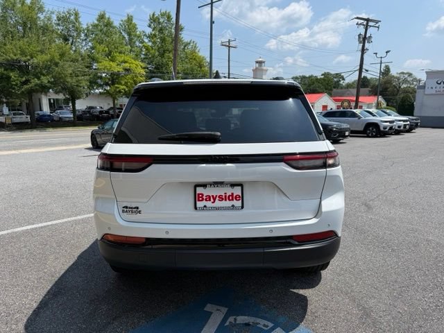 Used 2023 Jeep Grand Cherokee Altitude AWD/4WD image 10