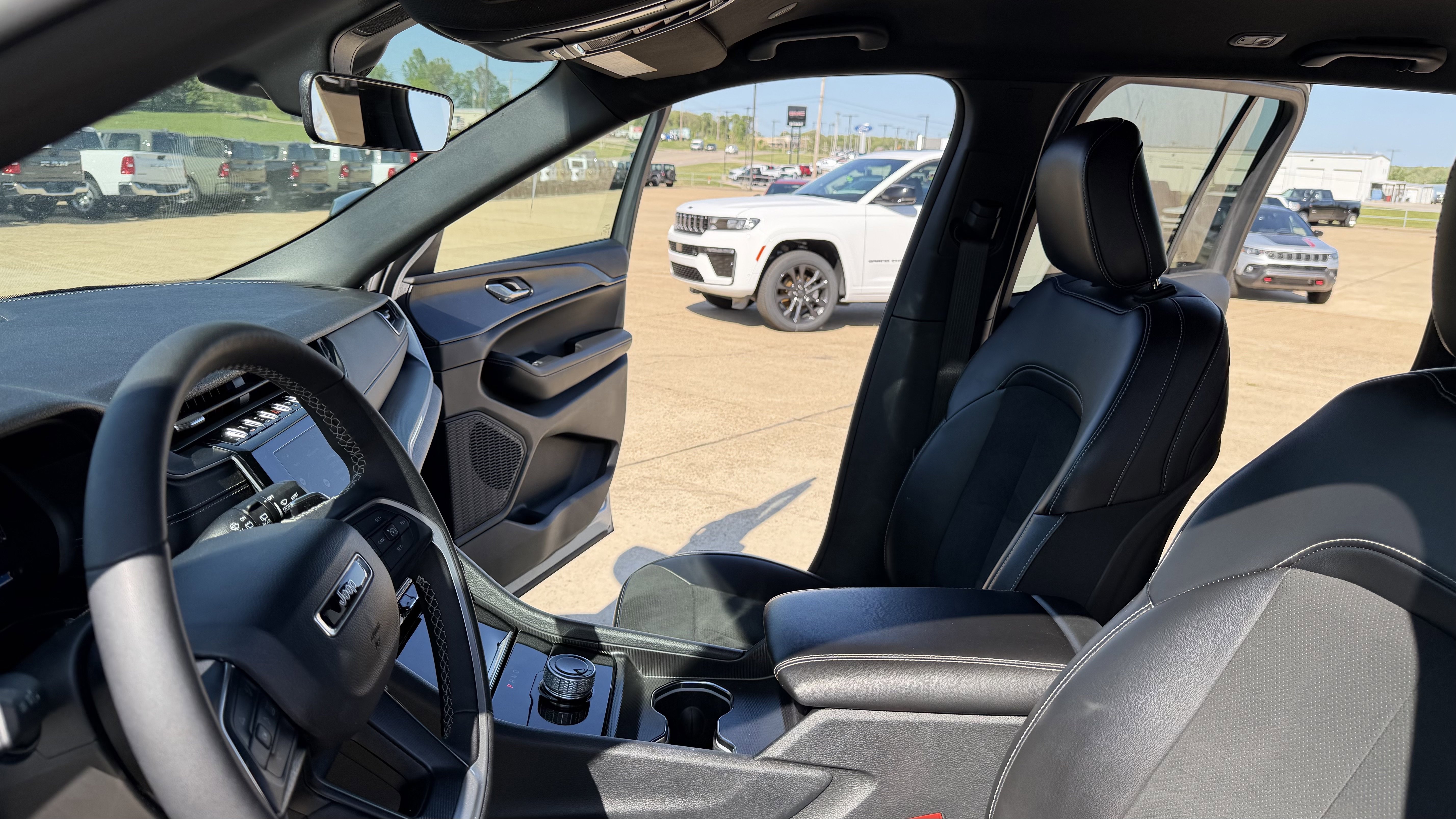 Used 2025 Jeep Grand Cherokee Altitude AWD/4WD image 14