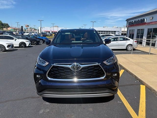 Used 2023 Toyota Highlander Platinum FWD image 7