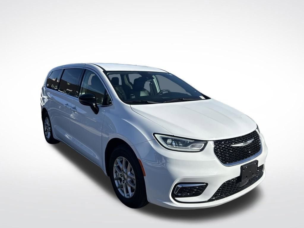 Used 2024 Chrysler Pacifica Touring-L image 7