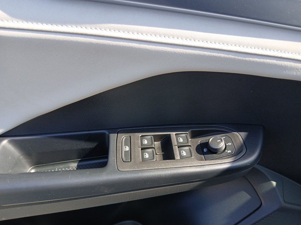 Certified 2025 Volkswagen Taos SE FWD image 10