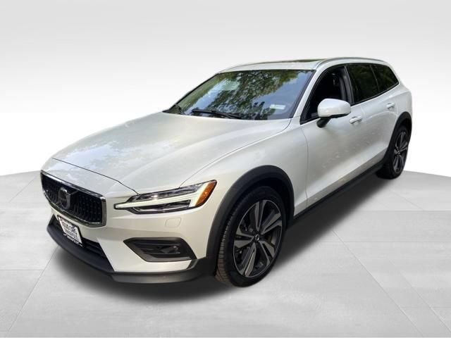 New 2026 Volvo V60 B5 Cross Country Plus w/ Climate Package AWD/4WD image 3