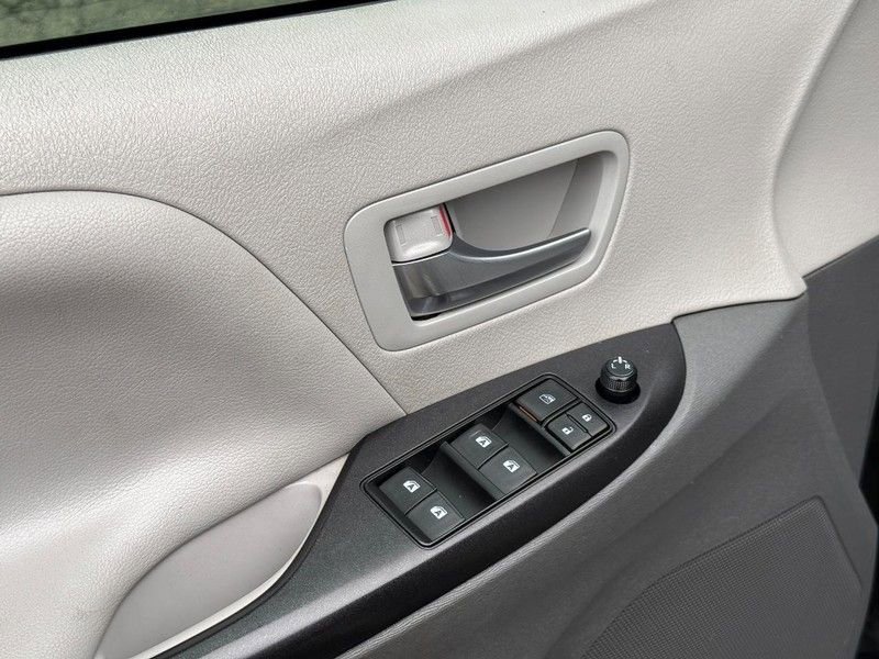 Used 2017 Toyota Sienna LE image 19