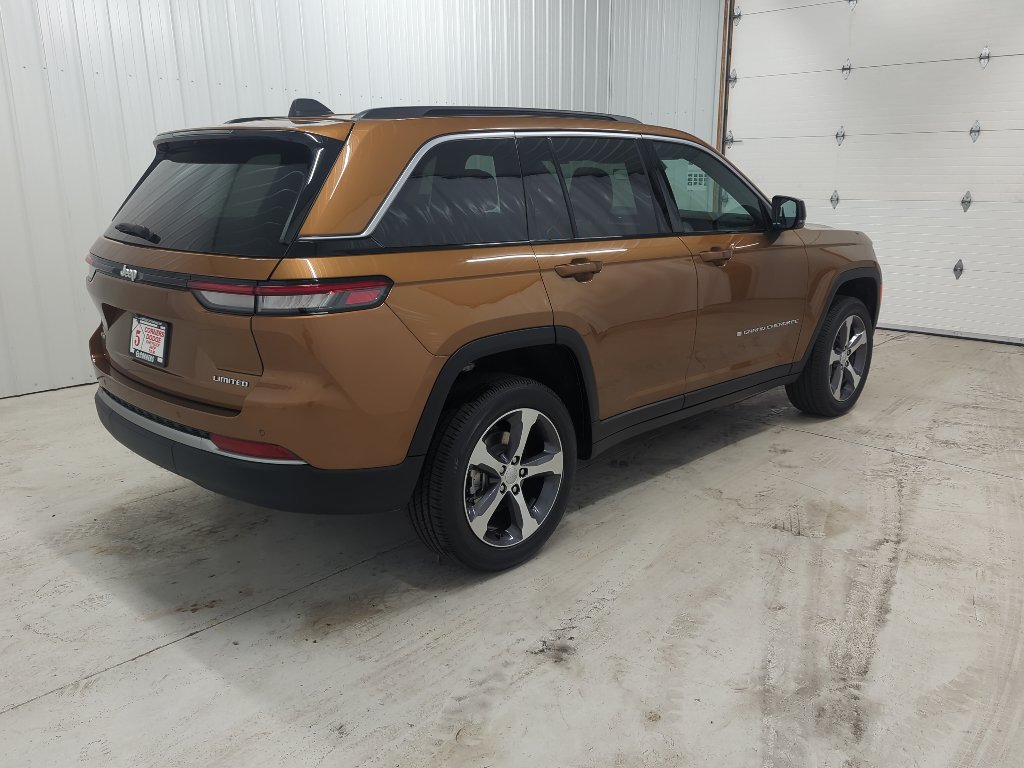 New 2026 Jeep Grand Cherokee Limited w/ Trailer Tow Package AWD/4WD image 4