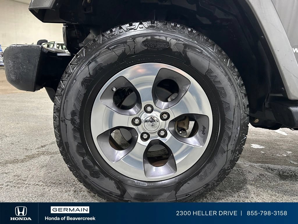 Used 2016 Jeep Wrangler Unlimited Sahara w/ Dual Top Group AWD/4WD image 13