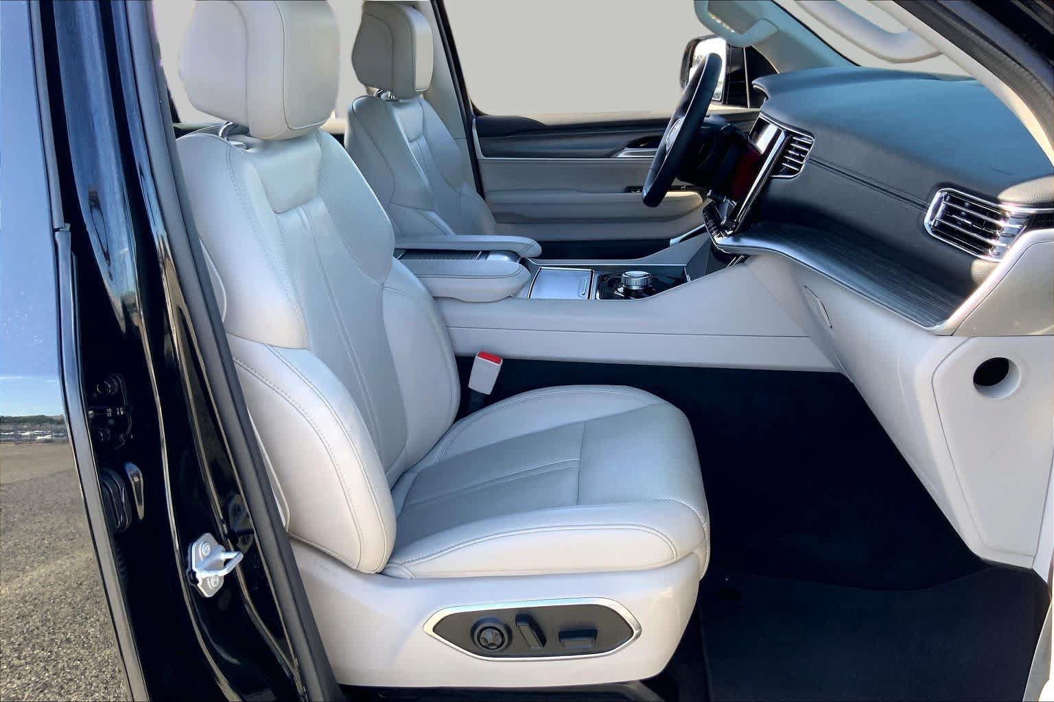 Used 2024 Jeep Wagoneer Series II w/ Flexible Seating Group RWD image 9