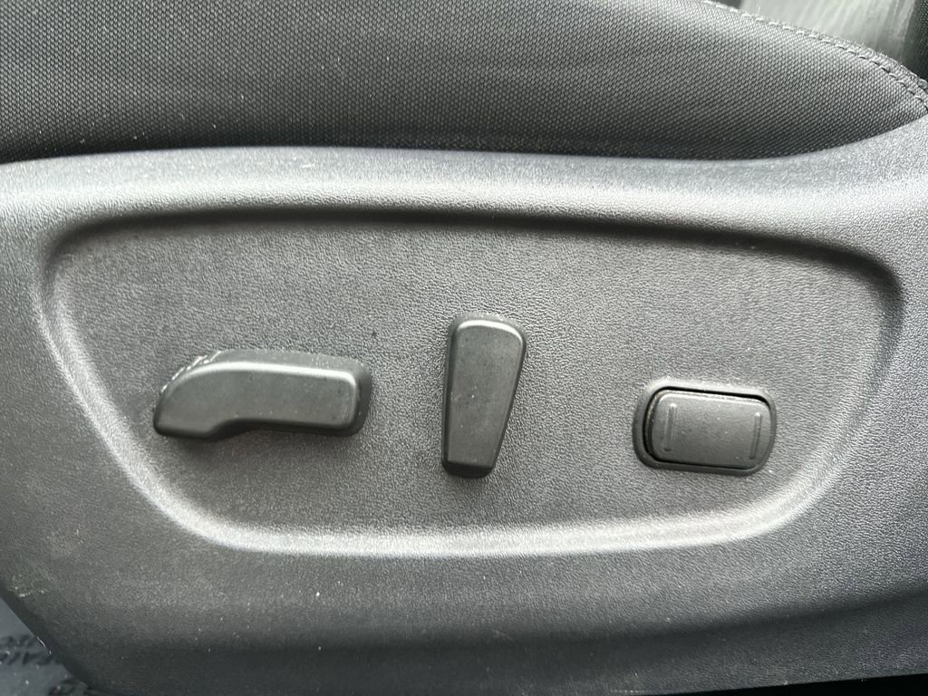 Used 2018 Nissan Rogue SV image 12