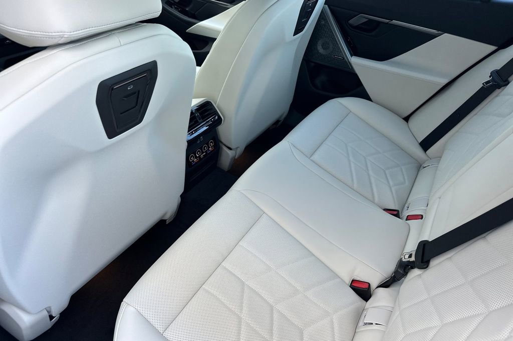 New 2026 BMW 550e xDrive 550e xDrive w/ Executive Package image 12