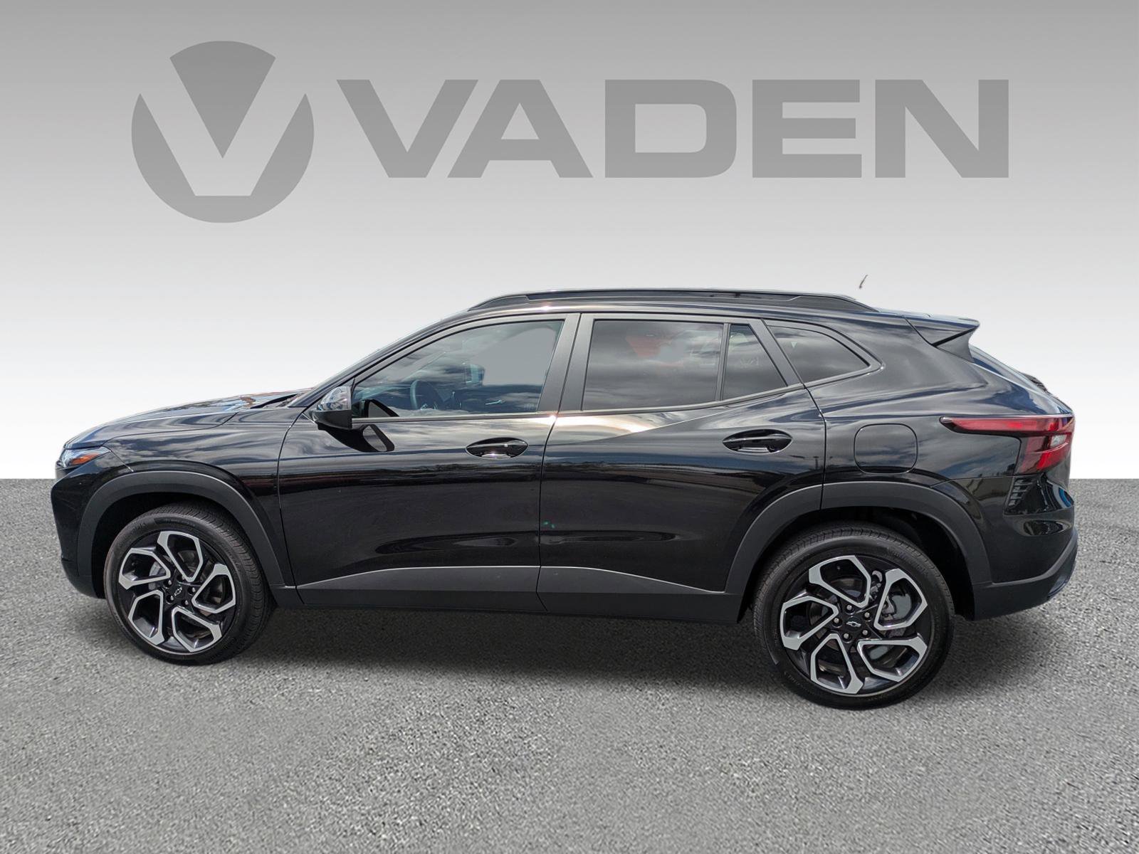 Used 2025 Chevrolet Trax RS w/ Sunroof Package FWD image 29