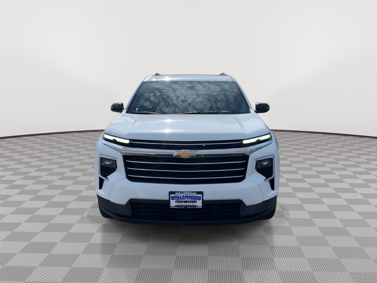 Used 2025 Chevrolet Traverse LT image 2
