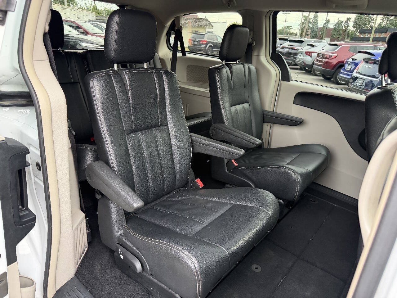 Used 2016 Chrysler Town & Country Touring FWD image 18