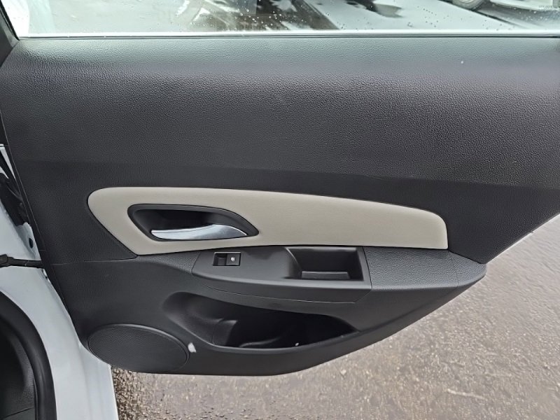 Used 2016 Chevrolet Cruze LT w/ Technology Package image 26