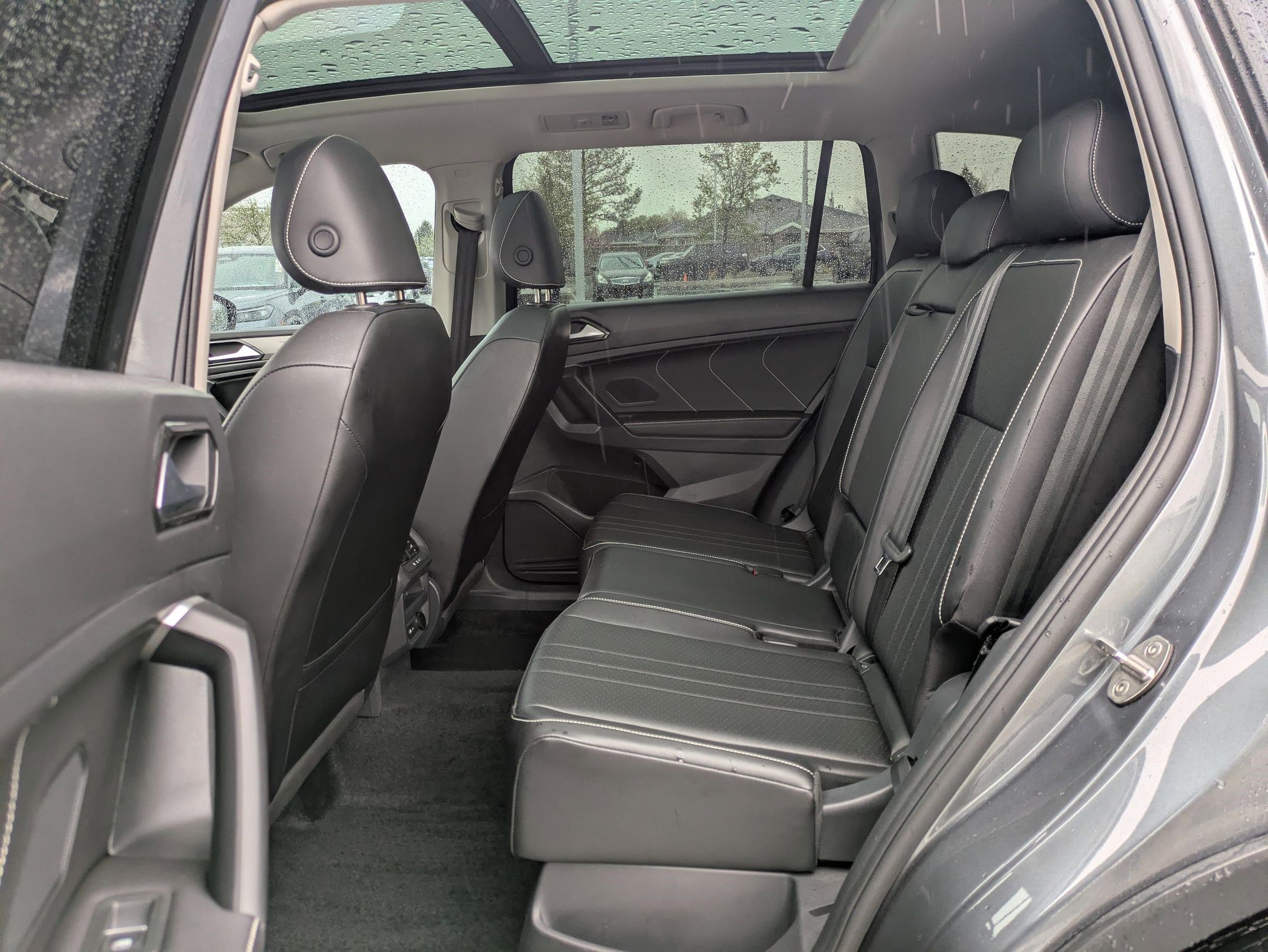 Certified 2024 Volkswagen Tiguan SE w/ Panoramic Sunroof Package image 30