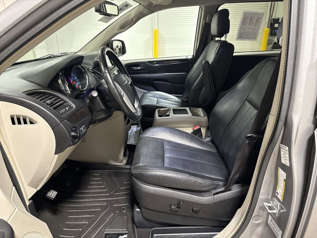 Used 2016 Chrysler Town & Country Touring image 19