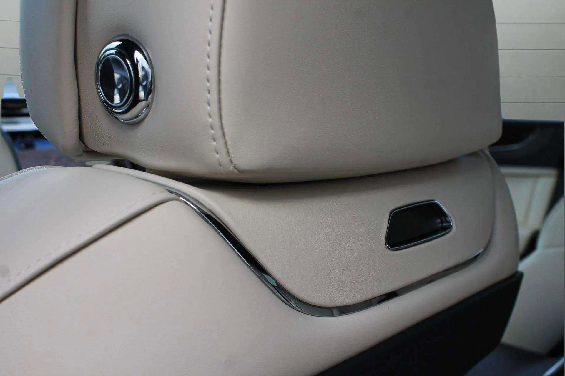 Used 2024 Bentley Bentayga Extended Wheelbase image 39