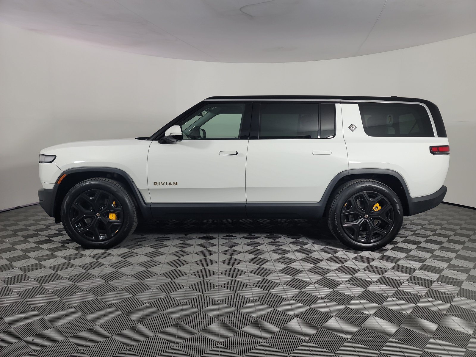 Used 2024 Rivian R1S Adventure AWD/4WD image 2