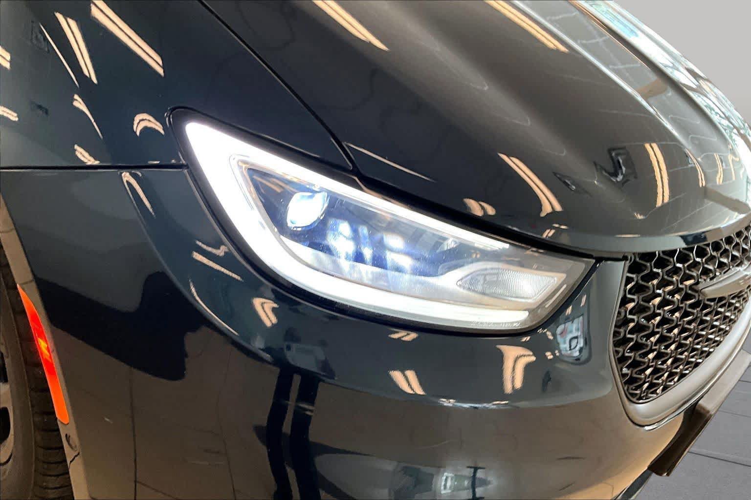 Used 2022 Chrysler Pacifica Touring-L w/ Uconnect Theater Family Group FWD image 26