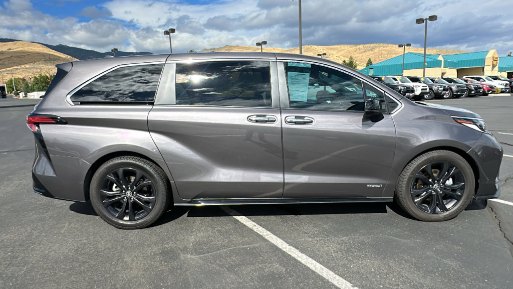 Used 2021 Toyota Sienna XSE image 2