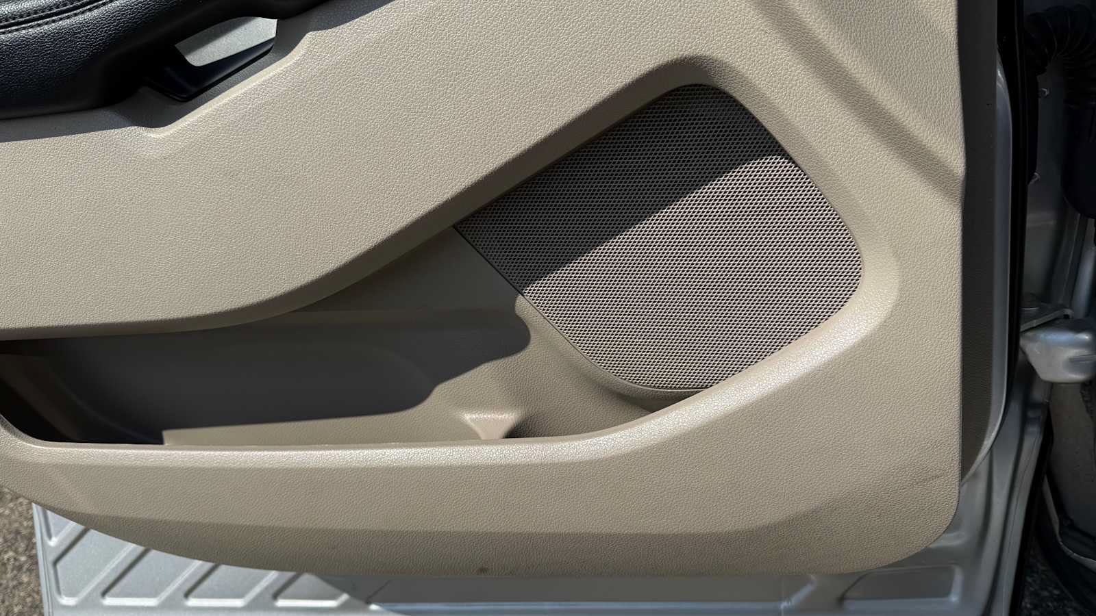 Used 2019 Ford Explorer XLT w/ Equipment Group 202A AWD/4WD image 14