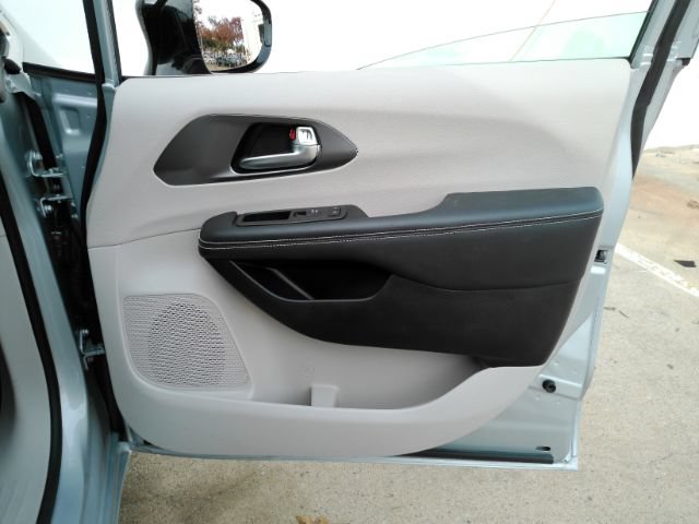 Used 2024 Chrysler Pacifica Touring-L FWD image 20