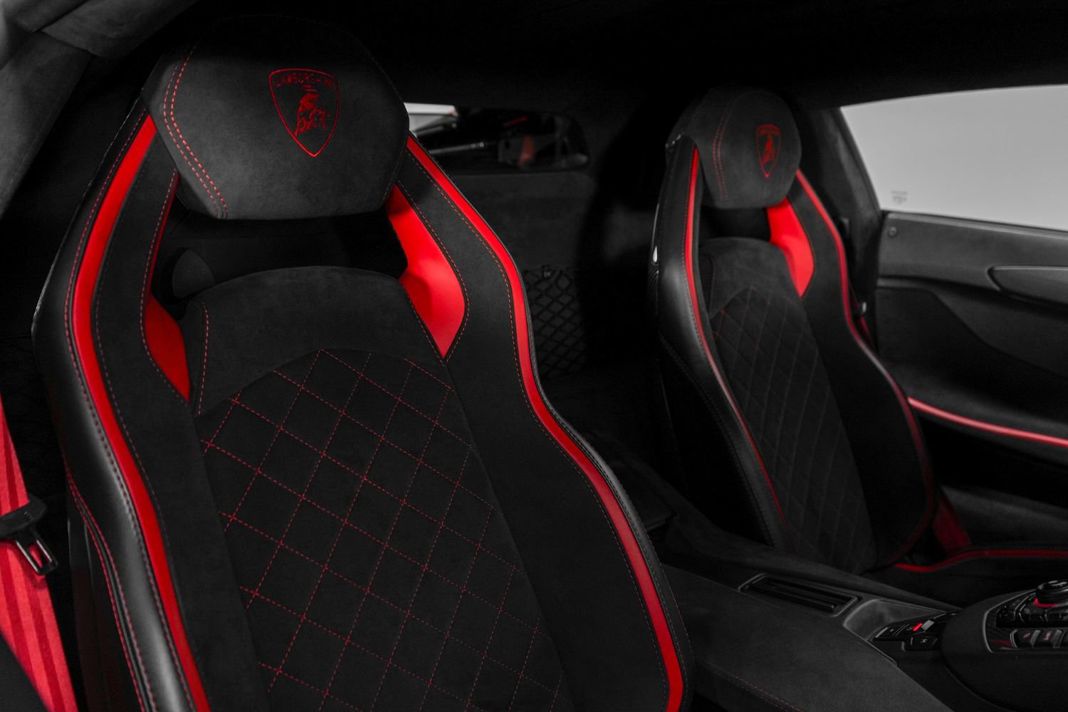 Used 2018 Lamborghini Aventador S image 32