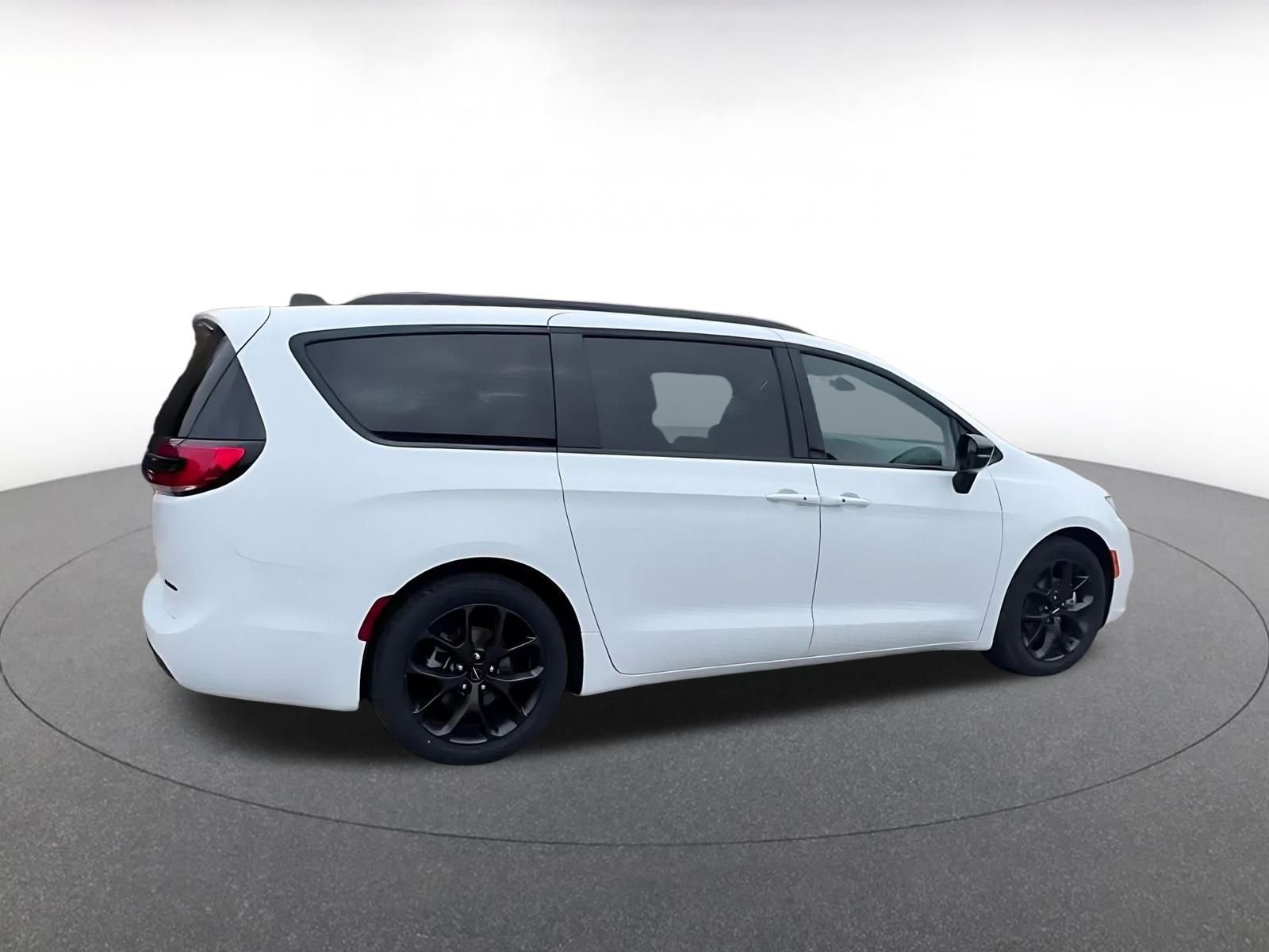 Used 2025 Chrysler Pacifica Limited image 15