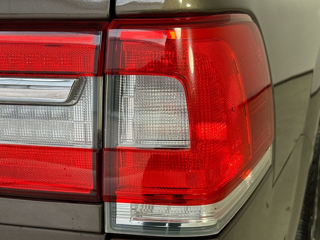 Used 2017 Lincoln Navigator Select RWD image 35