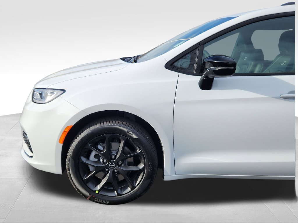 New 2026 Chrysler Pacifica Select w/ S Appearance Package AWD/4WD image 9