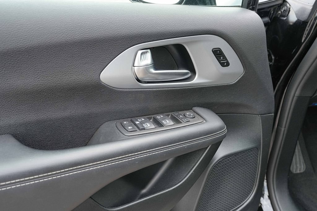 Used 2025 Chrysler Pacifica Limited FWD image 26