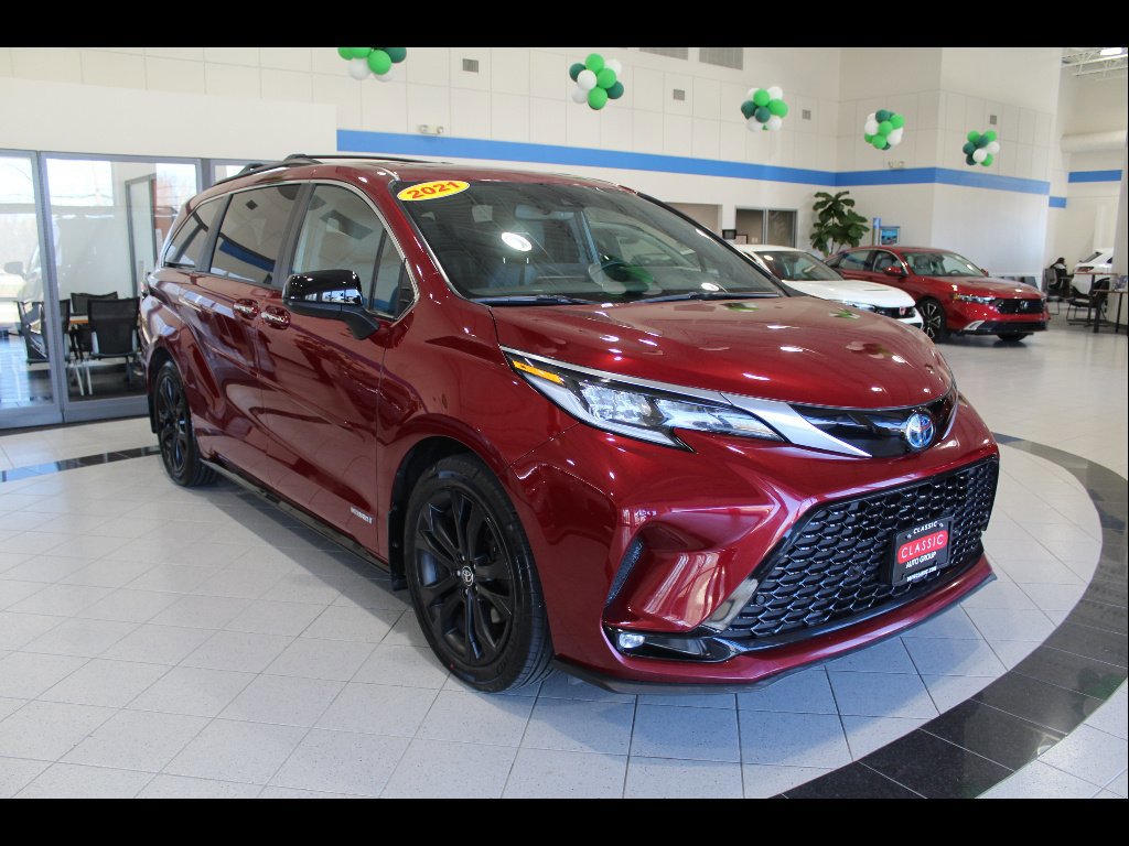Used 2021 Toyota Sienna XSE w/ XSE Plus Package FWD image 3
