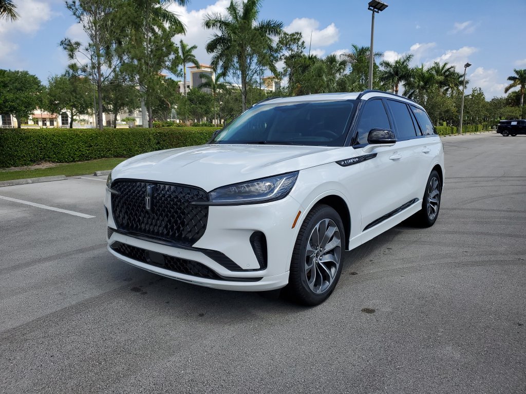 New 2026 Lincoln Aviator 2WD image 2