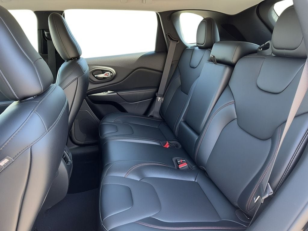 Used 2022 Jeep Cherokee Trailhawk w/ Premium Leather Package AWD/4WD image 7
