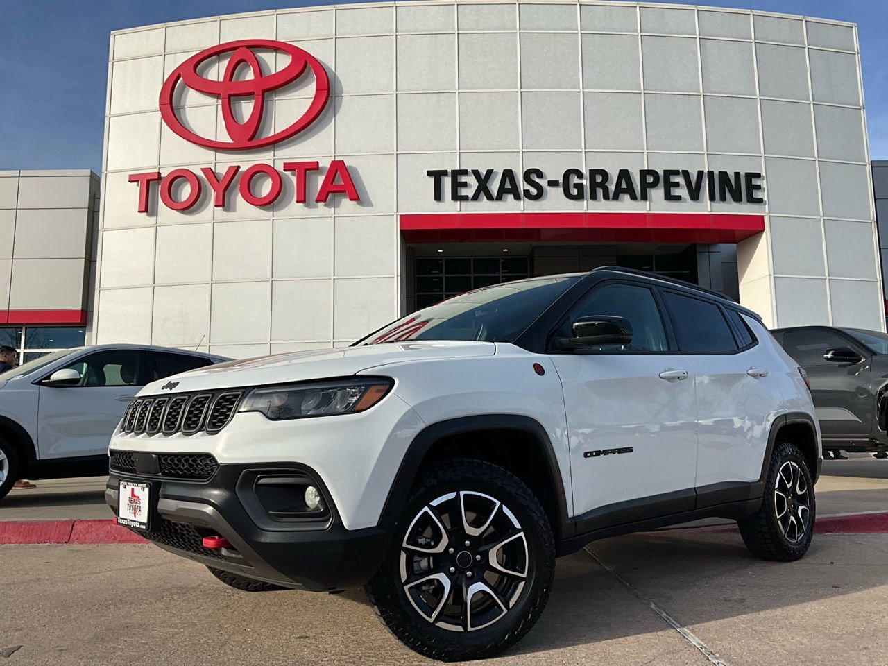 Used 2025 Jeep Compass Trailhawk image 2