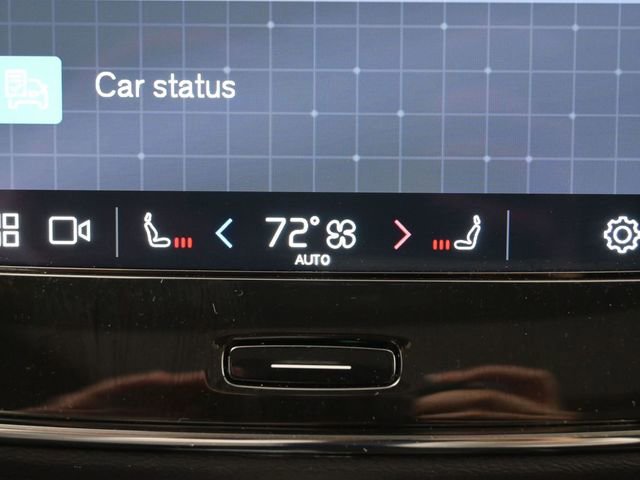 Used 2024 Volvo XC40 B5 Plus image 19