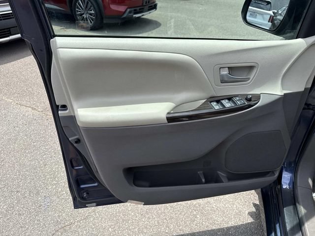 Used 2019 Toyota Sienna XLE w/ XLE Navigation Package FWD image 13