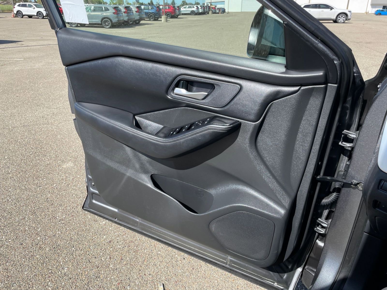 Used 2025 Nissan Rogue SV image 18