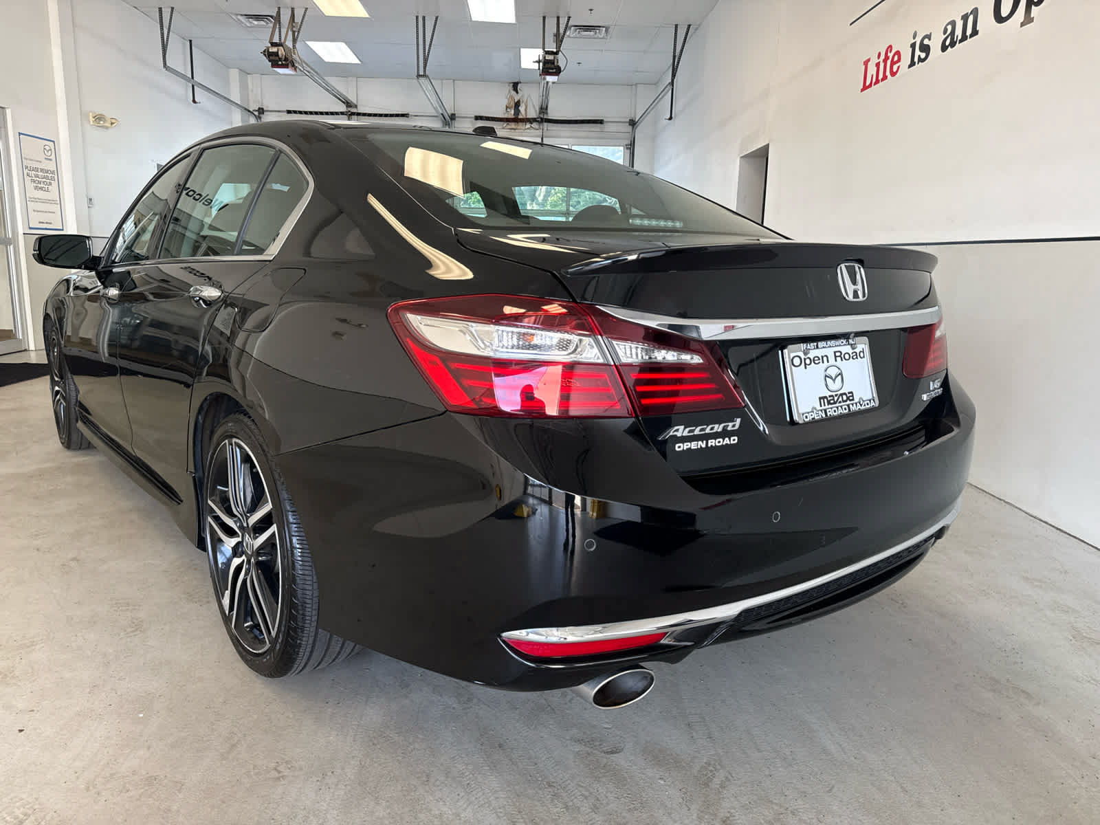 Used 2017 Honda Accord Touring image 3