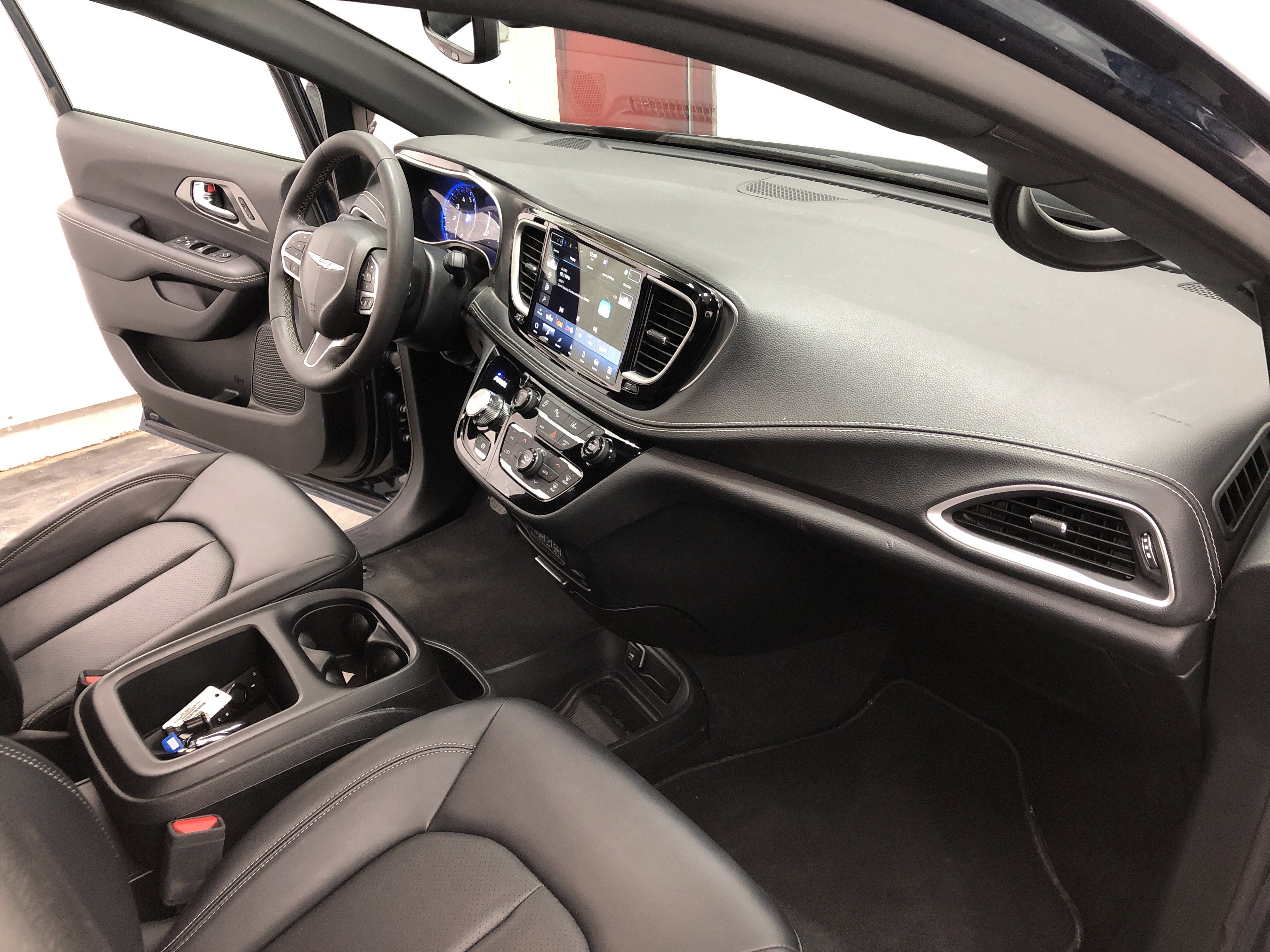 Certified 2025 Chrysler Pacifica Select w/ Uconnect Theater Family Group FWD image 16