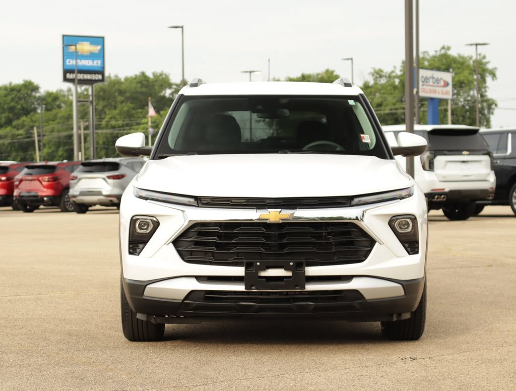 Used 2025 Chevrolet TrailBlazer LT FWD image 2